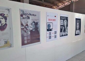 La exposición está integrada de carteles elaborados por los estudiantes resaltando las ideas más importantes de los filósofos.