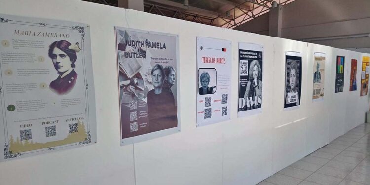 La exposición está integrada de carteles elaborados por los estudiantes resaltando las ideas más importantes de los filósofos.