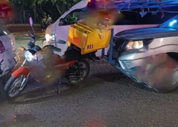 La motocicleta se había impactado a su vez con un vehículo marca Volkswagen.