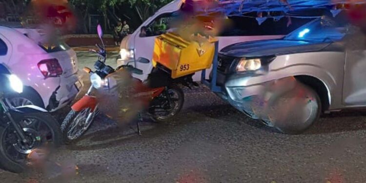 La motocicleta se había impactado a su vez con un vehículo marca Volkswagen.