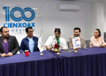 Fotos: Rubén Morales // La presidenta del Club Rotario Xquenda, Monserrat Díaz Osorio, da inicio a la sesión.