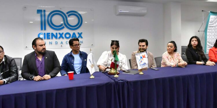 Fotos: Rubén Morales // La presidenta del Club Rotario Xquenda, Monserrat Díaz Osorio, da inicio a la sesión.