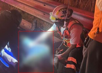 Por el fuerte impacto, el hombre quedó tendido en la orilla de la carretera.