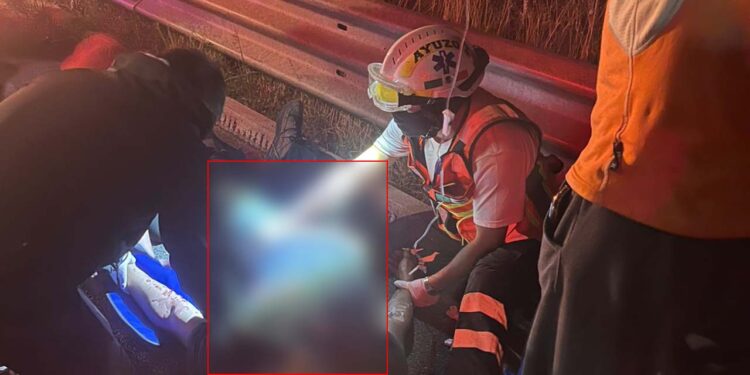 Por el fuerte impacto, el hombre quedó tendido en la orilla de la carretera.