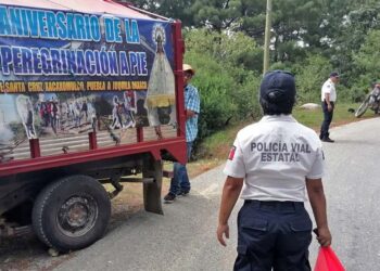 Foto: SSP // Peregrinos de Puebla en uno de los acceso a la población de Santa Catarina Juquila.