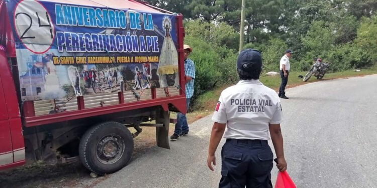 Foto: SSP // Peregrinos de Puebla en uno de los acceso a la población de Santa Catarina Juquila.