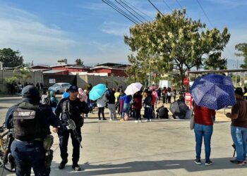 Foto: Álvaro Cuitláhuac López // El bloqueo en la zona de Hacienda Blanca por integrantes de la comunidad escolar del Cbta 203 de San Lorenzo Cacaotepec.