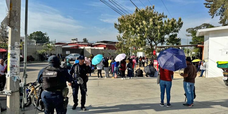 Foto: Álvaro Cuitláhuac López // El bloqueo en la zona de Hacienda Blanca por integrantes de la comunidad escolar del Cbta 203 de San Lorenzo Cacaotepec.