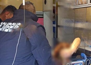 La mujer de 73 años se encontraba sentada en una banca en mal estado.