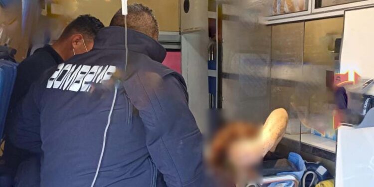 La mujer de 73 años se encontraba sentada en una banca en mal estado.