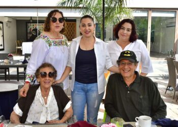 Fotos: Rubén Morales // Las asistentes posaron para la foto del recuerdo y le desearon lo mejor a Génesis Anaid.