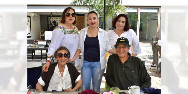 Fotos: Rubén Morales // Las asistentes posaron para la foto del recuerdo y le desearon lo mejor a Génesis Anaid.