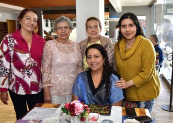 Fotos: Rubén Morales // María Teresa Sánchez, Yolanda Sánchez, Josefina Martínez y María José Villegas expresaron sus mejores deseos a la cumpleañera.