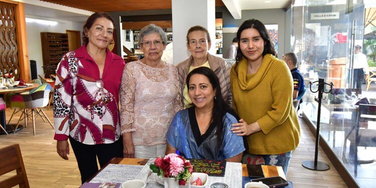 Fotos: Rubén Morales // María Teresa Sánchez, Yolanda Sánchez, Josefina Martínez y María José Villegas expresaron sus mejores deseos a la cumpleañera.