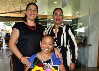 Fotos: Rubén Morales // Violeta Gómez y Yadira Bautista le desearon lo mejor a su gran amiga.