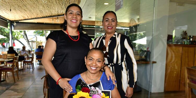 Fotos: Rubén Morales // Violeta Gómez y Yadira Bautista le desearon lo mejor a su gran amiga.