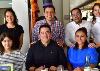 Fotos: Rubén Morales // Alejandra Toscano, Arturo Cruz, Jesús Rodríguez, Carolina Ovando, Azeret Delgado y Cindy Rivera felicitaron al cumpleañero.
