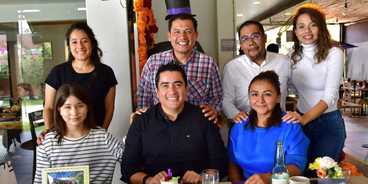Fotos: Rubén Morales // Alejandra Toscano, Arturo Cruz, Jesús Rodríguez, Carolina Ovando, Azeret Delgado y Cindy Rivera felicitaron al cumpleañero.