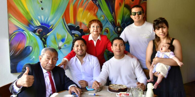Fotos: Rubén Morales // Buenos deseos escuchó Felipe Vásquez por su cumpleaños.