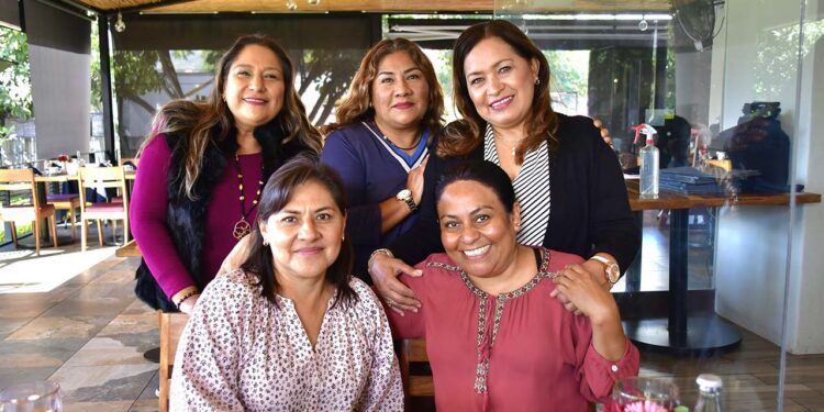 Fotos: Rubén Morales // La festejada recibió de sus amigas los mejores deseos para este nuevo año de vida.
