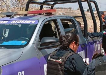 Las autoridades trabajan en la búsqueda del vehículo y los delincuentes.