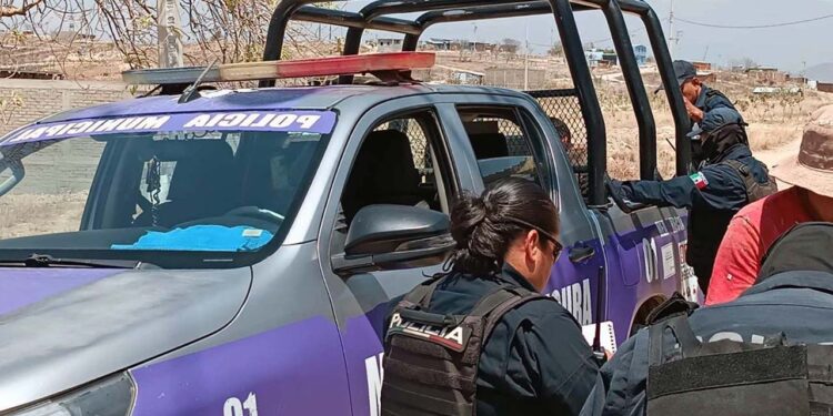 Las autoridades trabajan en la búsqueda del vehículo y los delincuentes.