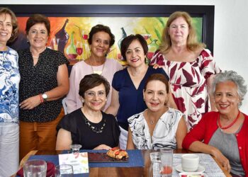 Foto: Rubén Morales // Sus primas Lety, Flor, Conchis, Vero, Deby, Lulú y Ceci la consintieron y apapacharon.