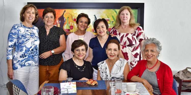 Foto: Rubén Morales // Sus primas Lety, Flor, Conchis, Vero, Deby, Lulú y Ceci la consintieron y apapacharon.