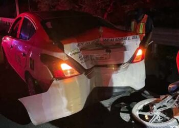 Un taxi del sitio san Matías que se encontraba estacionado fue impactado por un motociclista.