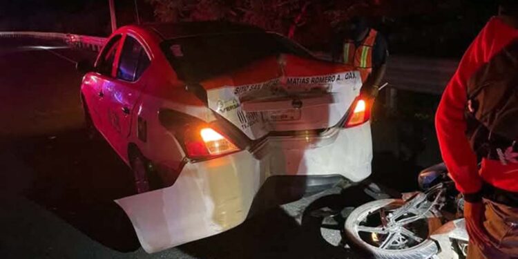 Un taxi del sitio san Matías que se encontraba estacionado fue impactado por un motociclista.