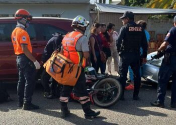 El conductor de un vehículo Sentra no logró frenar, arrollando al motociclista.