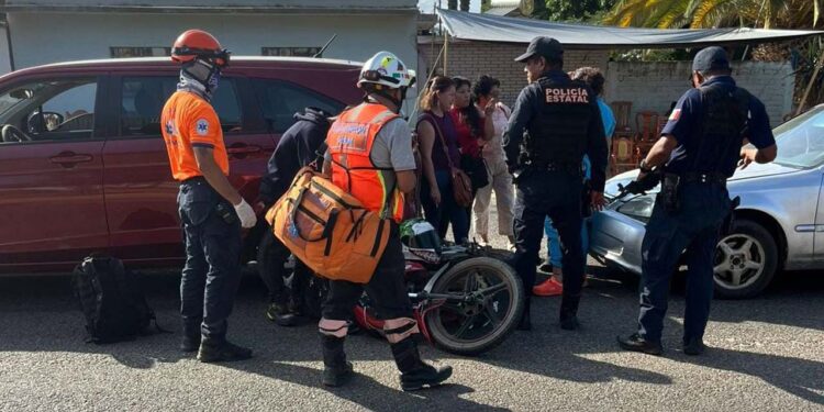 El conductor de un vehículo Sentra no logró frenar, arrollando al motociclista.
