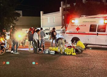 El reporte médico indica que el motociclista se encuentra delicado de salud.