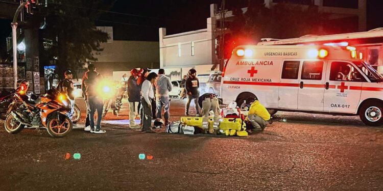 El reporte médico indica que el motociclista se encuentra delicado de salud.