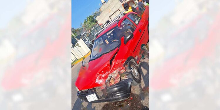 El accidente involucró un vehículo marca Chevrolet y un Nissan.