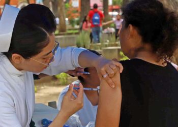 Foto: Luis Alberto Cruz // A principio de mes comenzó la campaña de vacunación contra la influenza y el Covid-19 por parte del sistema de salud.