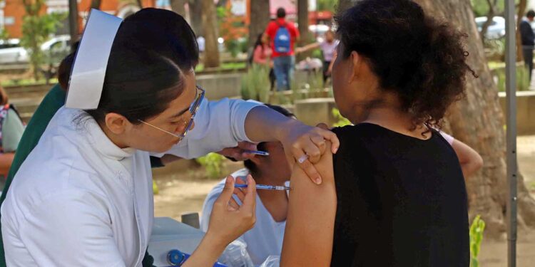 Foto: Luis Alberto Cruz // A principio de mes comenzó la campaña de vacunación contra la influenza y el Covid-19 por parte del sistema de salud.
