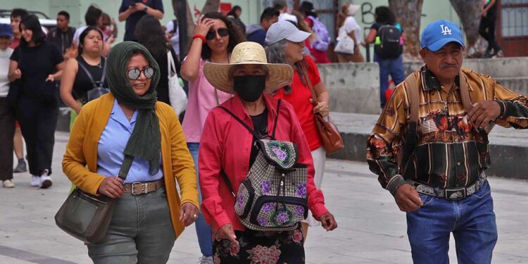 Foto: Luis Alberto Cruz // Ante los cambios bruscos de temperatura, exhortan a reforzar acciones de prevención como el uso de cubrebocas y ropa abrigadora.