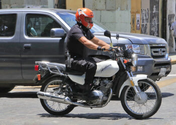 Foto: Adrián Gaytán // Anuncian programa para obligar a motociclistas portar cascos con un código QR.