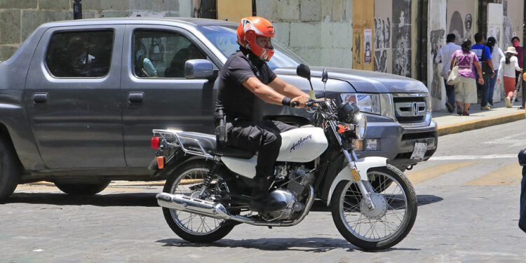Foto: Adrián Gaytán // Anuncian programa para obligar a motociclistas portar cascos con un código QR.