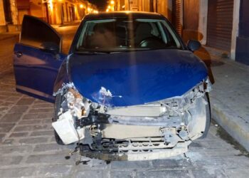 Choca su auto contra muro