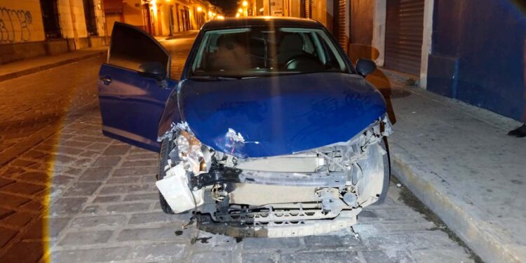 Choca su auto contra muro