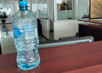 ¿El agua embotellada es realmente más sana y segura?