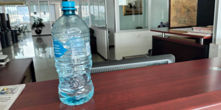 ¿El agua embotellada es realmente más sana y segura?