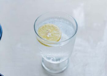 ¿Qué beneficios trae tomar agua con limón todos los días?