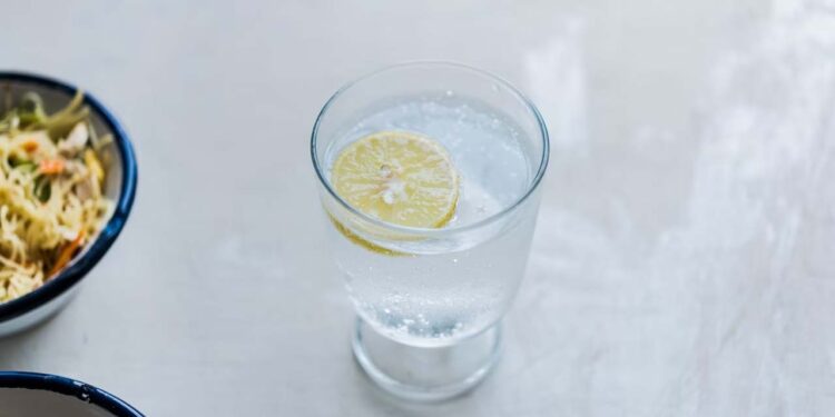 ¿Qué beneficios trae tomar agua con limón todos los días?