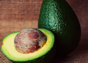 ¡No la tires! Descubre para qué sirve la cáscara del aguacate