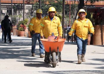 Foto: Adrián Gaytán // Al cuarto para las doce trabajadores laboraban a marchas forzadas en el parque que hoy es inaugurado.