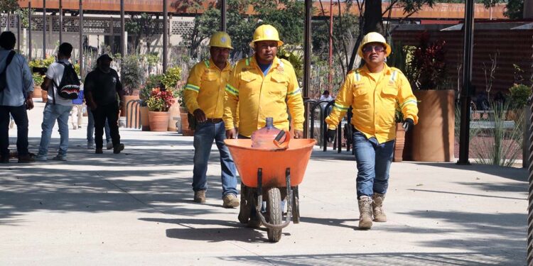 Foto: Adrián Gaytán // Al cuarto para las doce trabajadores laboraban a marchas forzadas en el parque que hoy es inaugurado.