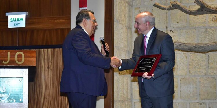 Fotos: Rubén Morales // Al final de la ponencia el Lic. Manuel Federico Moreno entregó un reconocimiento al Dr. Miguel Carbonell.